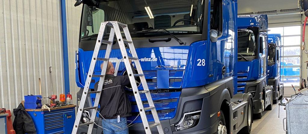 Neue Actros LKW in Werkstatt