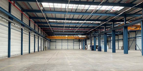 Logistikzentrum Ehningen Eine große leere Lagerhalle, die leer steht.