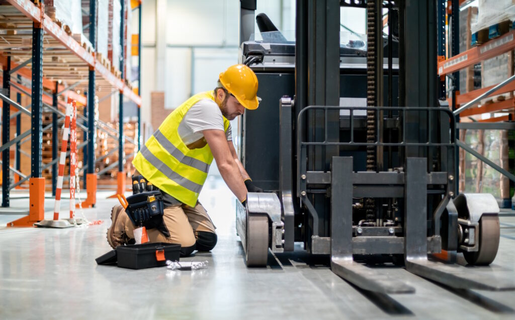 Wiedmann & Winz - Staplerservice - Monteur vor Gabelstapler