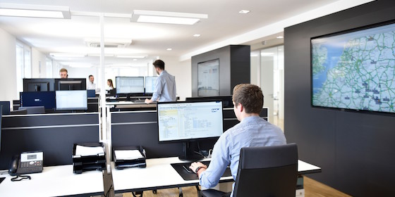 Mitarbeiter der Zentraldisposition an einem IT-Arbeitsplatz